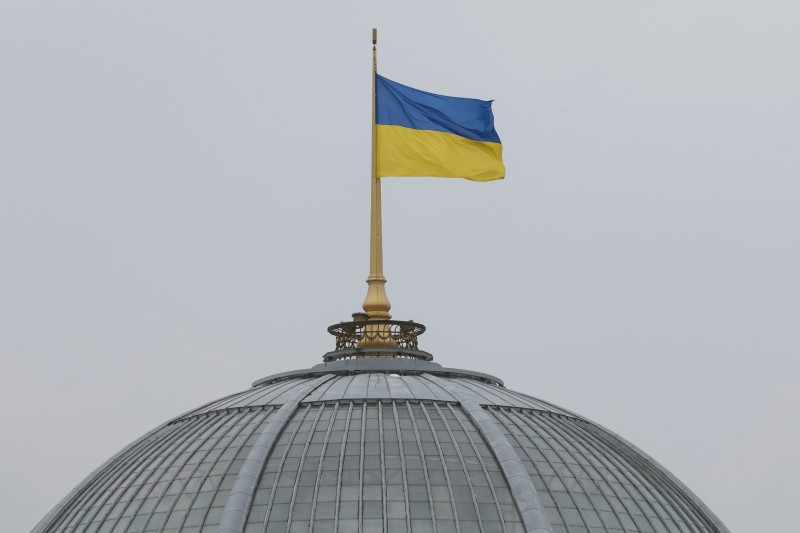 © Reuters. Украинский флаг на здании Рады в Киеве