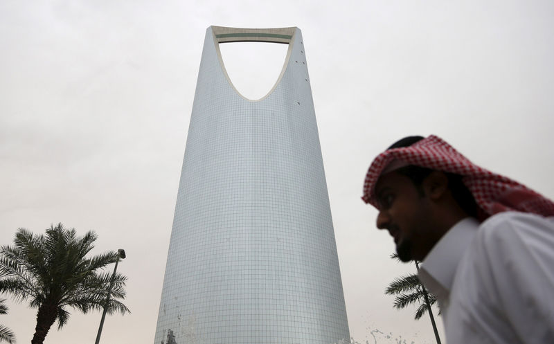 © Reuters. Man walks past the Kingdom Centre Tower in Riyadh