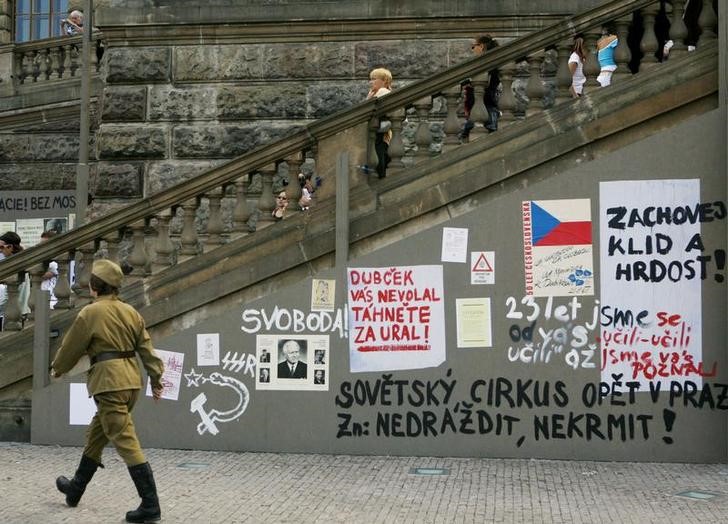 © Reuters. Человек в форме красноармейца в Праге