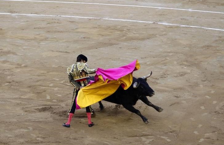© Reuters. Spanish bullfighter Jose Tomas performs a pass to a bull during the last bullfight at Monumental bullring in central Barcelona