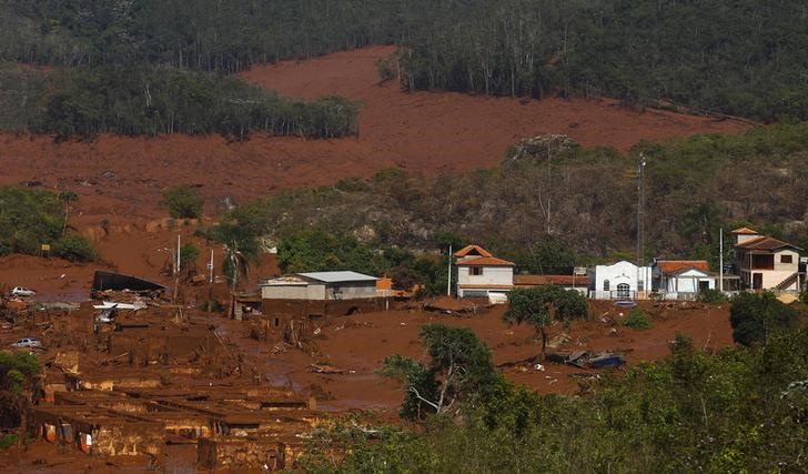 © Reuters. Em foto de arquivo, distrito de Bento Rodrigues é visto coberto de lama após rompimento de barragem da Samarco em Mariana