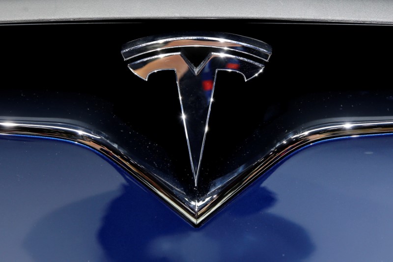 © Reuters. A Tesla logo is seen on media day at the Paris auto show, in Paris