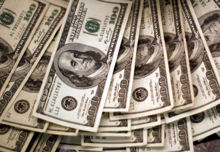 © Reuters. Em foto de arquivo, notas de dólar são vistas em banco em Westminster, Estados Unidos