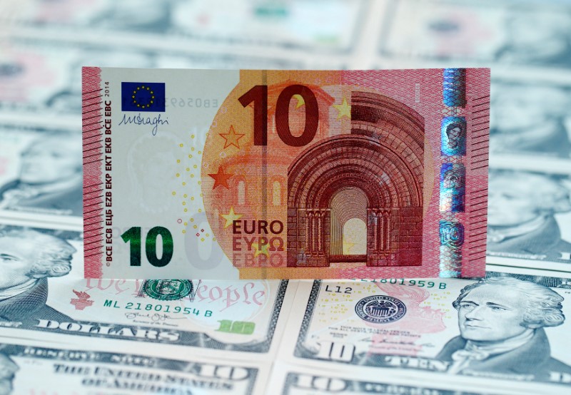 © Reuters. U.S. dollar and euro banknotes are seen in this picture illustration