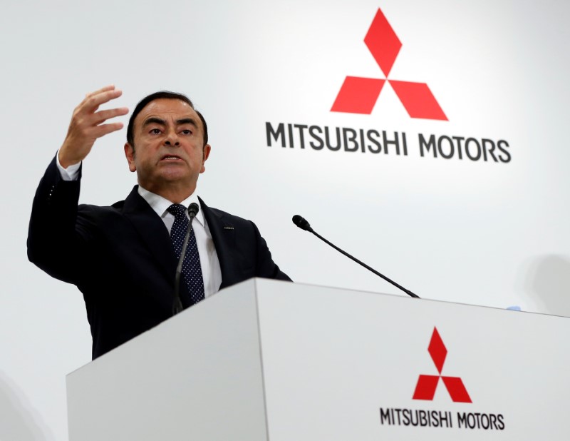 © Reuters. Ghosn, Chairman and CEO of the Renault-Nissan Alliance attends a joint news conference with Mitsubishi Motors Corp's Chairman and CEO Masuko in Tokyo