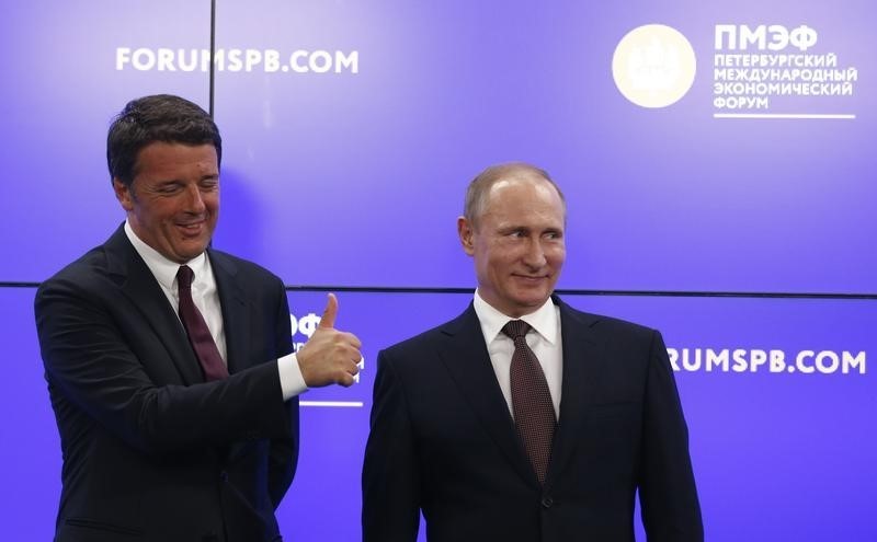 © Reuters. Russian President Putin and Italian PM Renzi attend signing ceremony in St. Petersburg