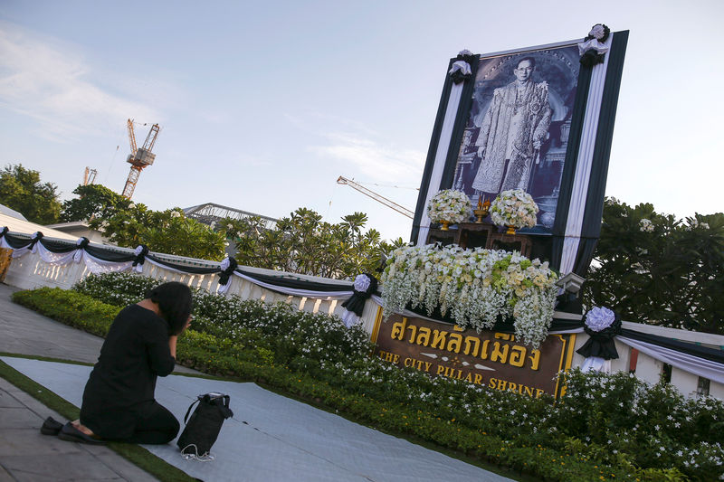 © Reuters. A mourner pays her respect to a picture of Thailand's late King Bhumibol Adulyadej at the City Pilar Shrine near the Grand Palace in Bangkok
