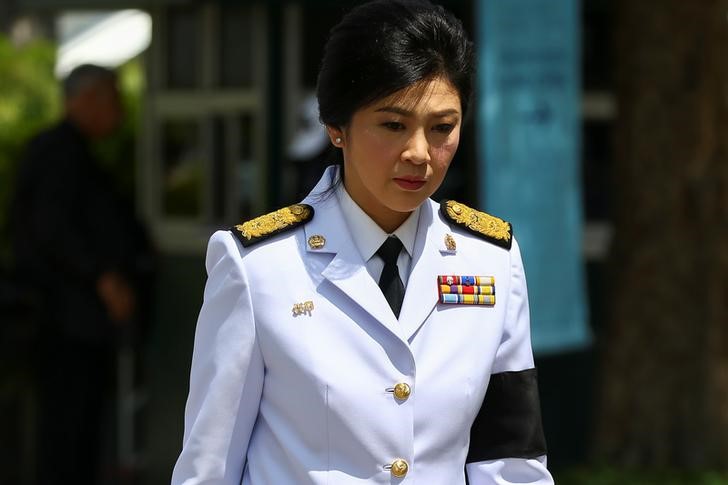 © Reuters. Former Thai PM Yingluck Shinawatra arrives at the Grand Palace to offer condolences for Thailand's late King Bhumibol Adulyadej, in Bangkok, Thailand