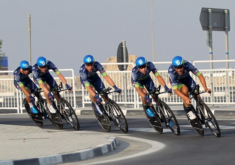 © Reuters. Cyclists from Orica-Bike Exchange compete in Men's Team Time Trial in the UCI Road World Championships 2016, in Doha