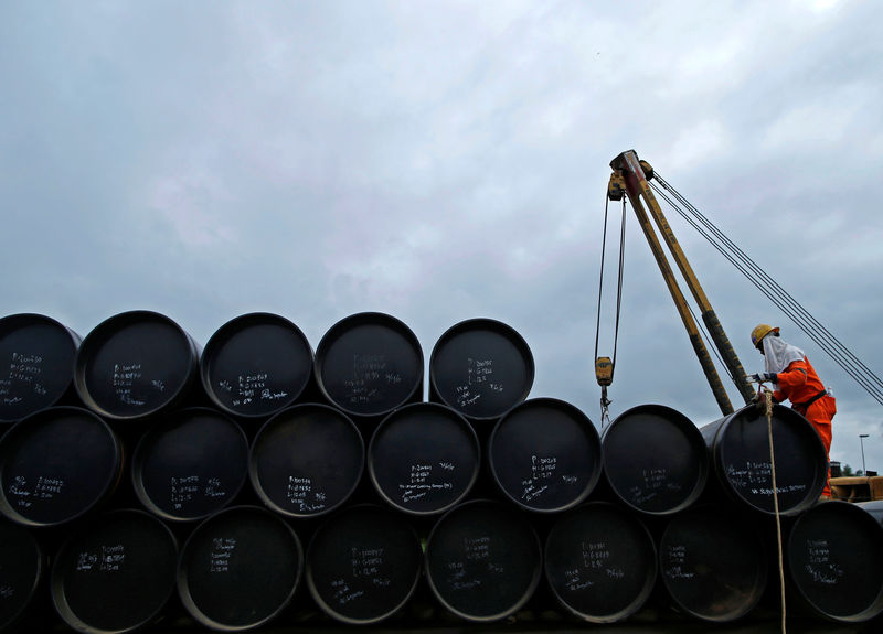 © Reuters. A worker prepares to transport oil pipelines to be laid for Pengerang Gas Pipeline Project in Johor
