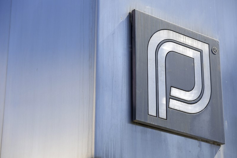 © Reuters. The Planned Parenthood logo is pictured outside a clinic in Boston