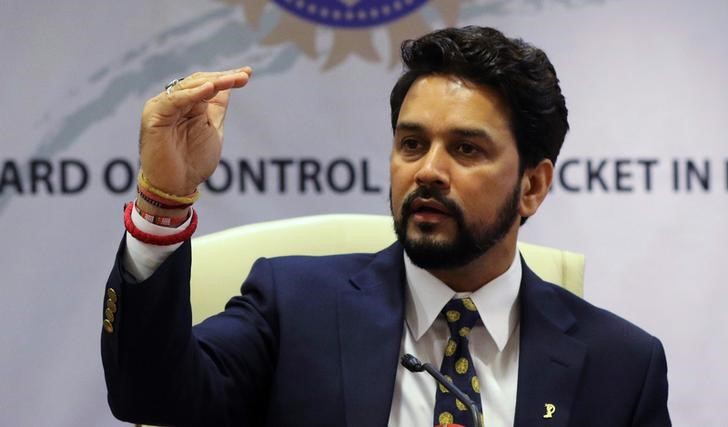 © Reuters. Anurag Thakur gestures during a news conference in Mumbai