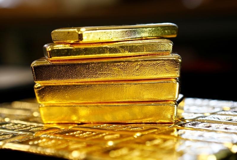 © Reuters. الذهب يهبط مع ارتفاع الدولار لكنه بصدد مكاسب أسبوعية