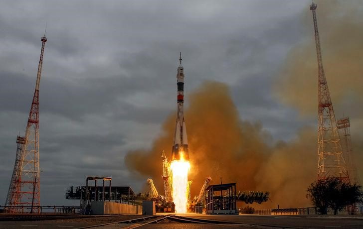 © Reuters. The Soyuz MS-02 spacecraft carrying the crew of Shane Kimbrough of the U.S., Sergey Ryzhikov and Andrey Borisenko of Russia blasts off to the ISS from the launchpad at the Baikonur cosmodrome