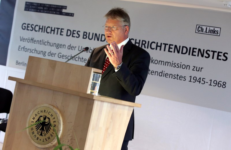 © Reuters. President of the German Federal Intelligence Agency (BND) Kahl gives a speech during the presentation of book editions with historic results of the independent Commission of Historians about Germany's intelligence agency in Berlin