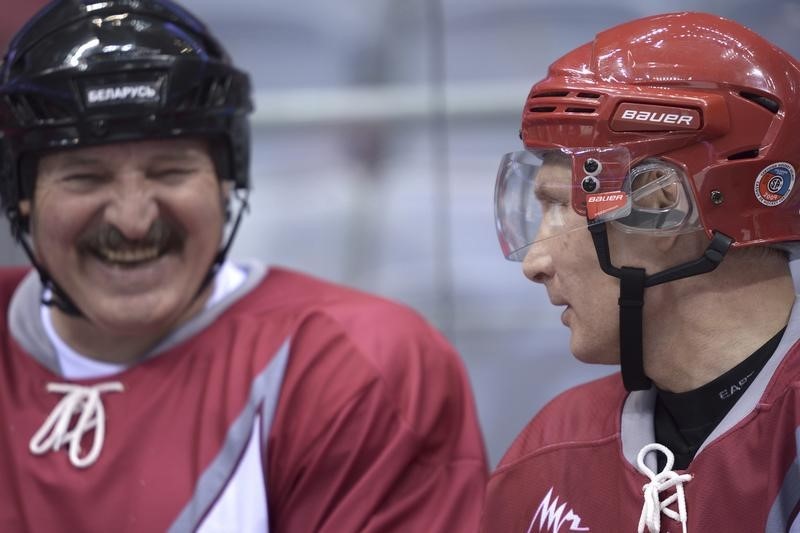 © Reuters. Russian President Putin and his Belarussian counterpart Lukashenko take part in a friendly ice hockey match in the Bolshoi Ice Palace near Sochi