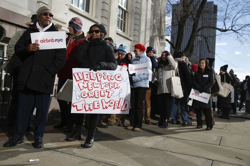 © Reuters. Supporters of Airbnb rally before a hearing at City Hall in New York