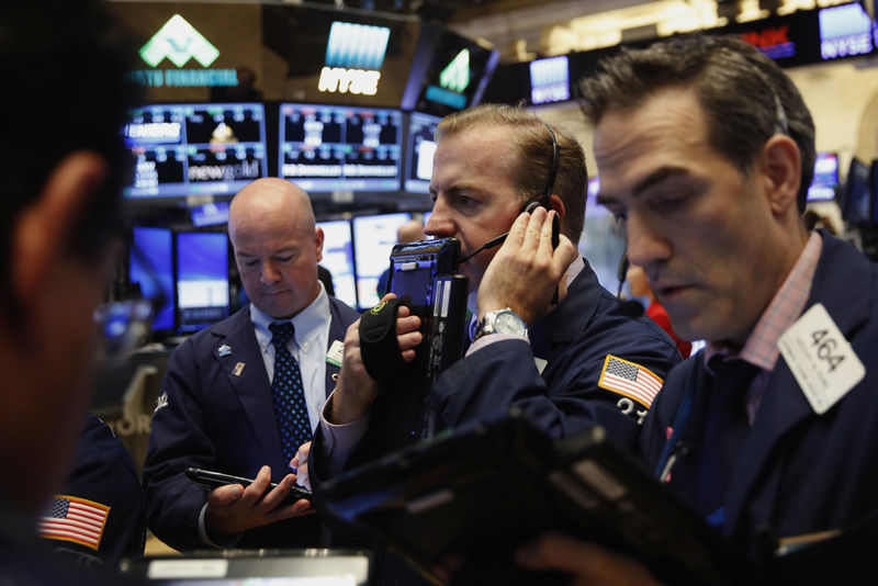 © Reuters. Traders work on the floor of the NYSE