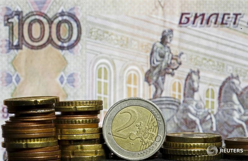 © Reuters. Монеты евро и рублевая купюра в Зенице