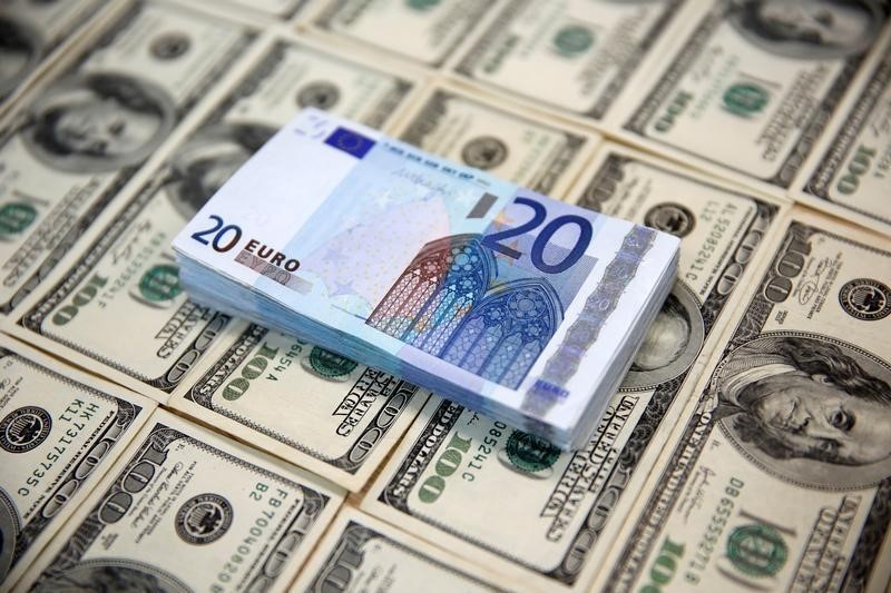 © Reuters. الدولار يقفز لأعلى مستوى في أكثر من 8 أشهر واليورو ينخفض