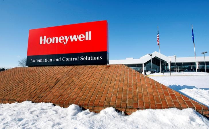 © Reuters. View of corporate sign outside the Honeywell International Automation and Control Solutions manufacturing plant in Golden Valley