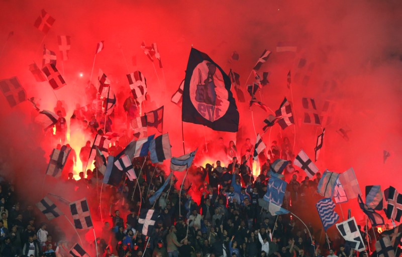 © Reuters. Football Soccer - Napoli v Bologna - Italian Serie A - San Paolo stadium, Naples, Italy - 19/04/16