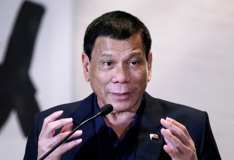 © Reuters. الرئيس الفلبيني يقول إنه لا يقطع العلاقات مع أمريكا