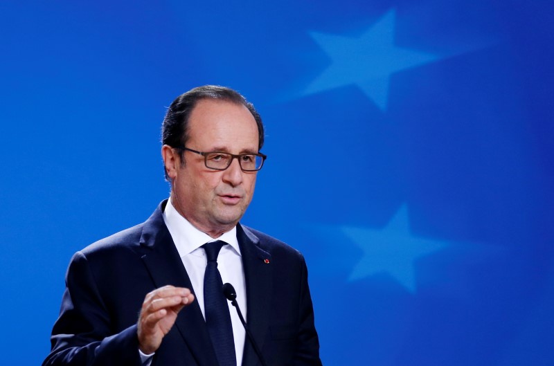 © Reuters. France's President Hollande holds a news conference during a EU leaders summit in Brussels