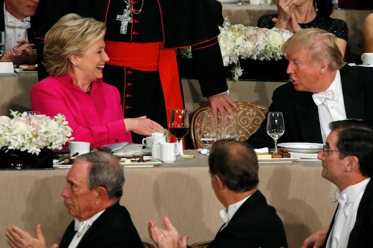 © Reuters. Candidata democrata à Presidêncua dos EUA, Hillary Clinton, cumprimenta rival republicano, Donald Trump, durante jantar beneficiente em Nova York