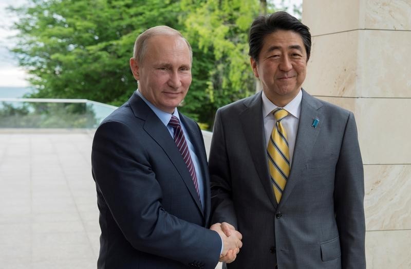 © Reuters. صحيفة: اليابان تقرض بنكا روسيا خاضعا للعقوبات من أجل دفع محادثات بشأن جزر