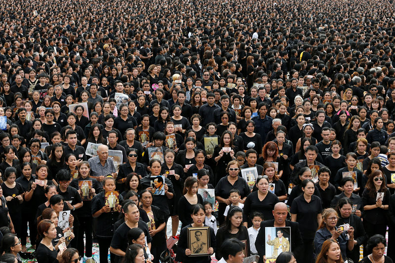 © Reuters. Mourners gather outside of the Grand Palace to sing for a recording of the royal anthem in honour of Thailand's late King Bhumibol Adulyadej, in Bangkok