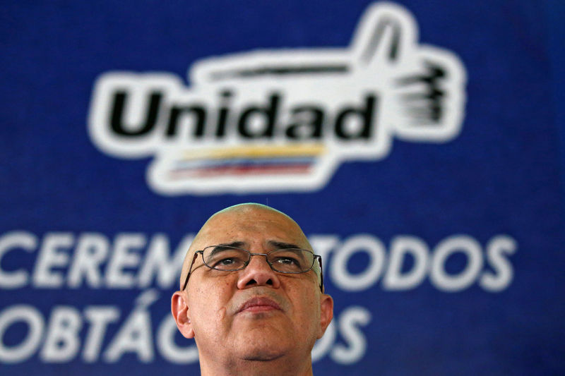 © Reuters. Jesús Torrealba, secretario ejecutivo de la coalición opositora Mesa de la Unidad Democrática (MUD), durante una reunión con partidarios opositores, en Caracas