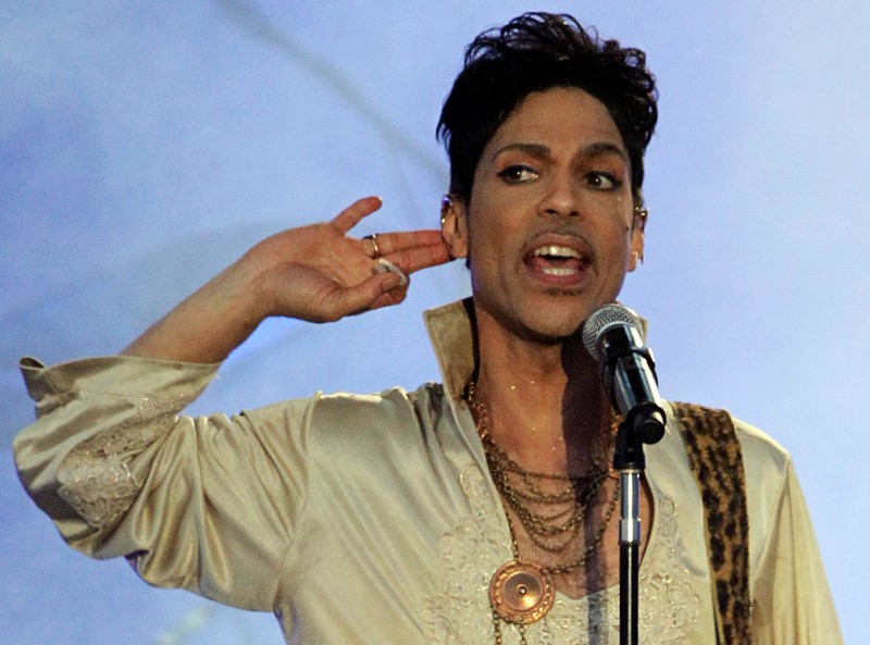 © Reuters. Imagen de archivo de una presentación del músico Prince en el festival Hop Farm en Paddock Wood, Inglaterra