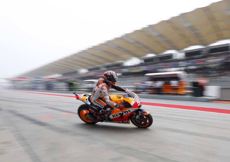 © Reuters. Márquez coloca a Honda en la 'pole' en Phillip Island