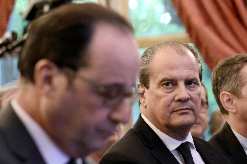 © Reuters. French President Francois Hollande (L) and the first secretary of the French Socialist party, Jean-Christophe Cambadelis attend a symposium on re-founding democracy in Paris