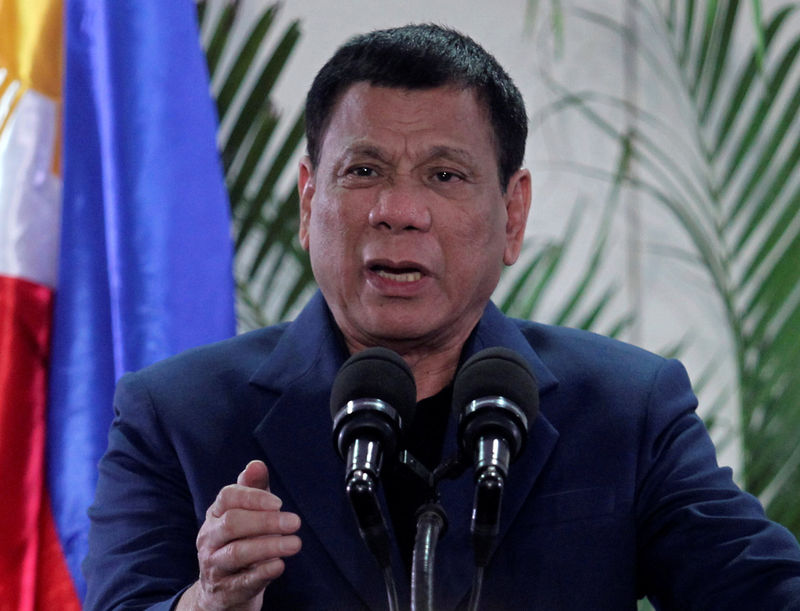© Reuters. Philippine President Rodrigo Duterte interacts with reporters during a news conference upon his arrival from a four-day state visit in China at the Davao International Airport in Davao city