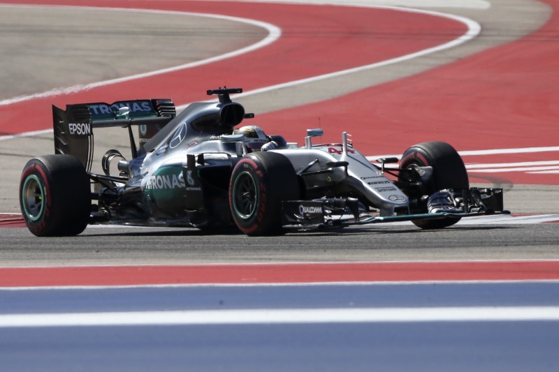 © Reuters. El británico Lewis Hamilton de Mercedes participa en la sesión de clasificación, rumbo a ganar la "pole position" para la carrera del domingo en el Circuito de las Américas, Austin, Texas, EEUU