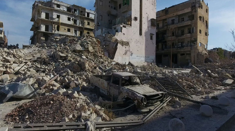 © Reuters. A still image from video taken October 12, 2016 of a general view of the bomb damaged Old City area of Aleppo, Syria