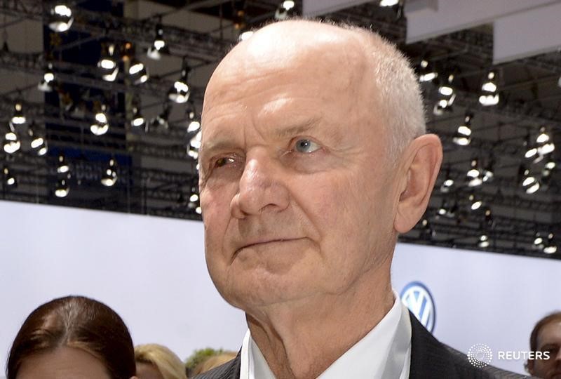 © Reuters. File photo shows Piech, chairman of the supervisory board of  German carmaker Volkswagen, arriving at the annual shareholders meeting in Hanover