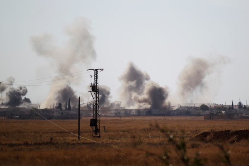 © Reuters. Ataque aéreos, enfrentamientos rompen el alto el fuego declarado por Rusia en Alepo