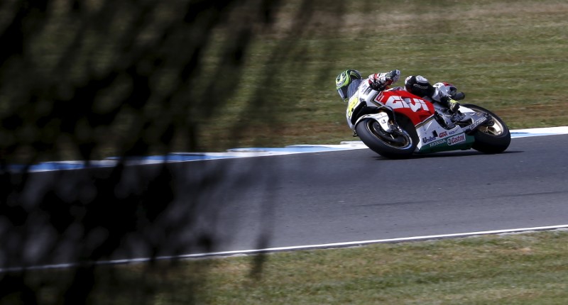 © Reuters. El británico Crutchlow mantiene a Rossi a raya y gana en Australia