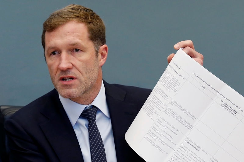 © Reuters. Minister-President of Wallonia Magnette holds up notes during a debate on CETA at the Walloon regional parliament in Namur