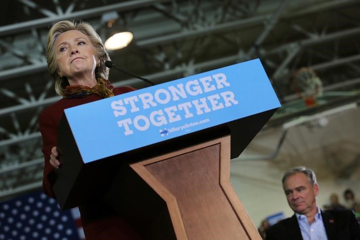 © Reuters. U.S. Democratic presidential nominee Hillary Clinton pauses as she speaks at a campaign event in Pittsburgh