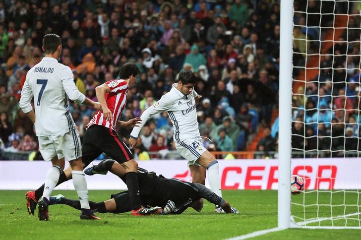 © Reuters. El delantero de Real Madrid Álvaro Morata anota su gol frente a Athletic Bilbao