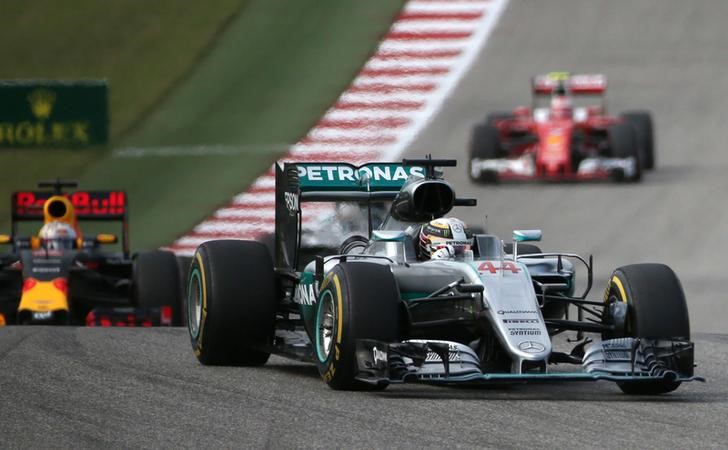© Reuters. El piloto de Mercedes Lewis Hamilton marcha al frente durante el Gran Premio de Estados Unidos de Fórmula Uno