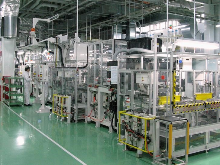 © Reuters. An assembly line to produce hybrid engine's motor is pictured at Honda's transmission factory in Hamamatsu
