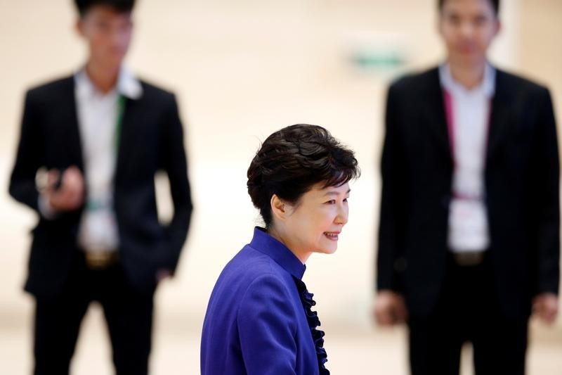 © Reuters. South Korea's President Park Geun-hye arrives at the ASEAN Summit in Vientiane