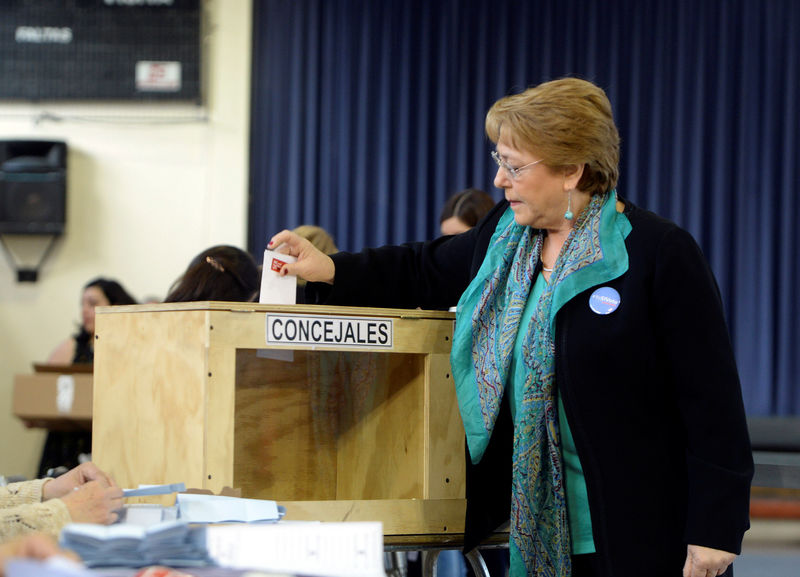 © Reuters. Chile's President Michelle Bachelet casts her ballot during the mayors and councillors elections in Santiago