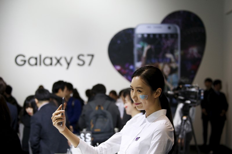 © Reuters. A model poses for photographs with Samsung Electronics' new smartphone Galaxy S7 during its launching ceremony in Seoul