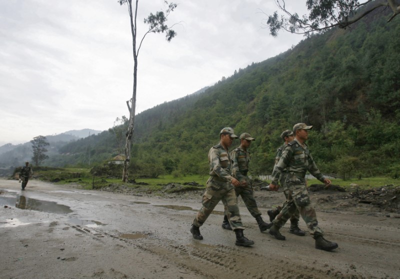 © Reuters. Indian army soldiers march near an army base on India's Tezpur-Tawang highway, which runs to the Chinese border, in the northeastern Indian state of Arunachal Pradesh